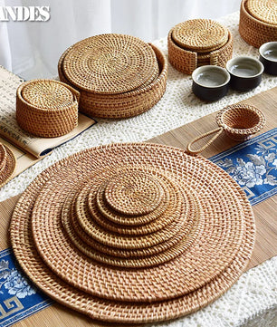 Posavasos e Individuales Marula Coil tejidos de ratán · Set decorativo apilable