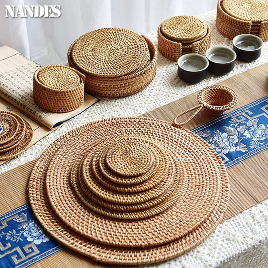 Posavasos e Individuales Marula Coil tejidos de ratán · Set decorativo apilable