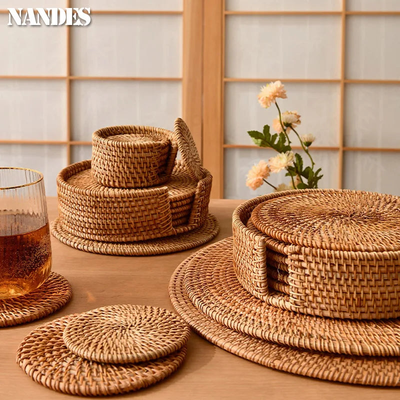 Posavasos e Individuales Marula Coil tejidos de ratán · Set decorativo apilable