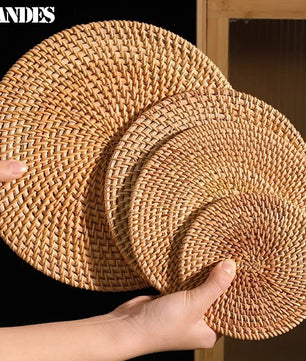 Posavasos e Individuales Marula Coil tejidos de ratán · Set decorativo apilable