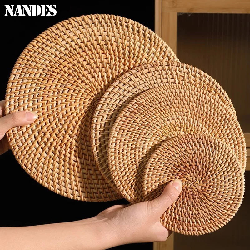 Posavasos e Individuales Marula Coil tejidos de ratán · Set decorativo apilable