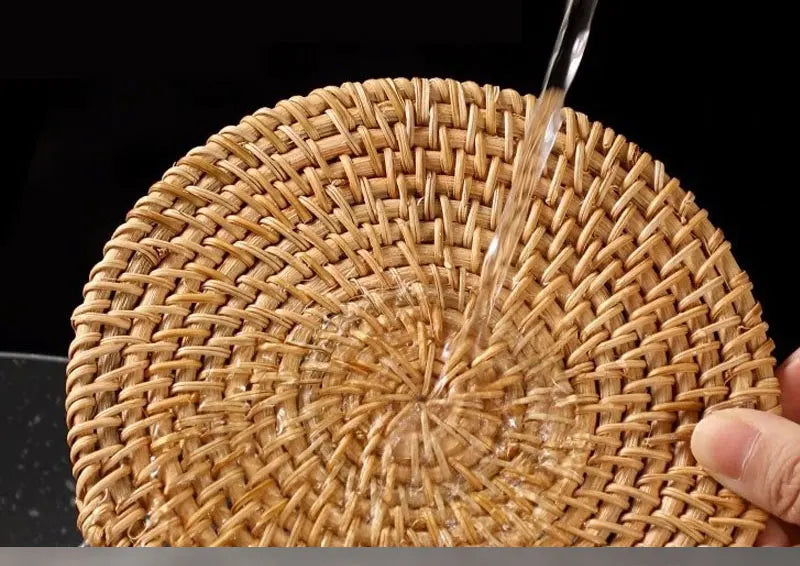 Posavasos e Individuales Marula Coil tejidos de ratán · Set decorativo apilable