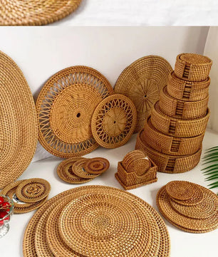 Posavasos e Individuales Marula Coil tejidos de ratán · Set decorativo apilable