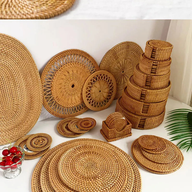 Posavasos e Individuales Marula Coil tejidos de ratán · Set decorativo apilable