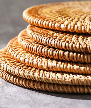 Posavasos e Individuales Marula Coil tejidos de ratán · Set decorativo apilable
