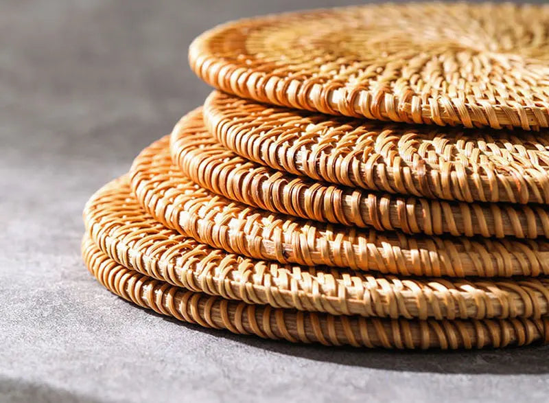 Posavasos e Individuales Marula Coil tejidos de ratán · Set decorativo apilable