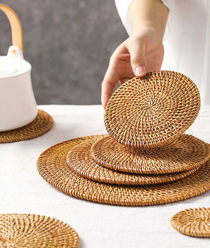 Posavasos e Individuales Marula Coil tejidos de ratán · Set decorativo apilable