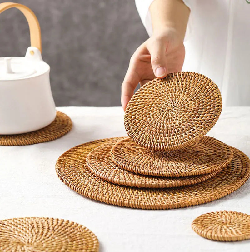 Posavasos e Individuales Marula Coil tejidos de ratán · Set decorativo apilable