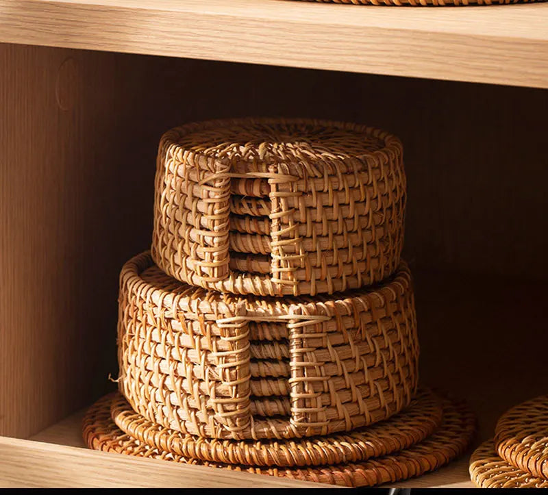 Posavasos e Individuales Marula Coil tejidos de ratán · Set decorativo apilable