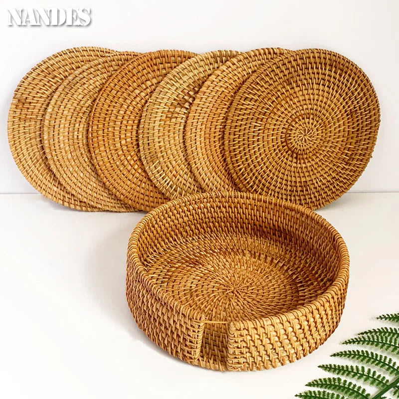 Posavasos e Individuales Marula Coil tejidos de ratán · Set decorativo apilable